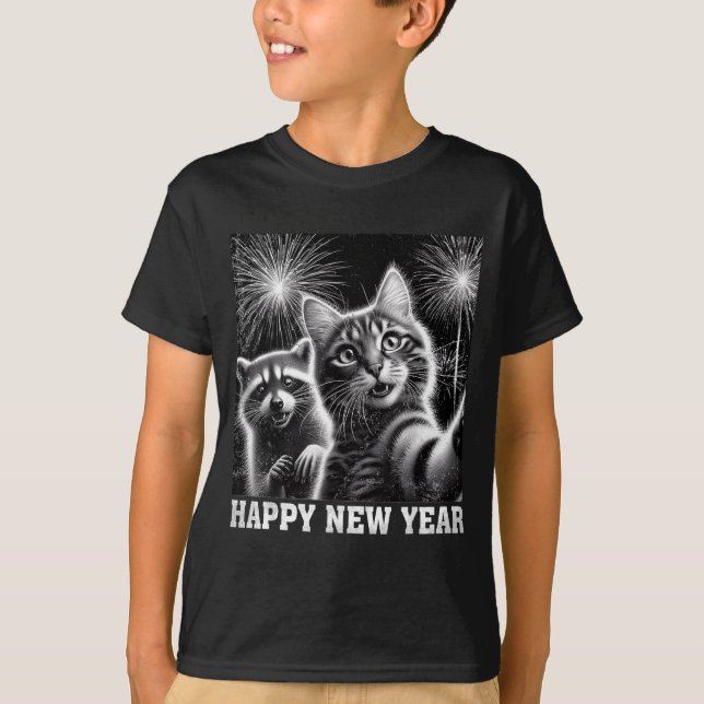 Camiseta Happy New Year 2026 Cute Cat Raccoon Celebration  (Frente)