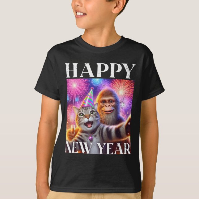 Camiseta Happy New Year 2026 Funny Cat Bigfoot Party Art  (Frente)