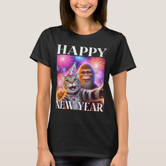Camiseta Happy New Year 2026 Funny Cat Bigfoot Party Art  (Frente)