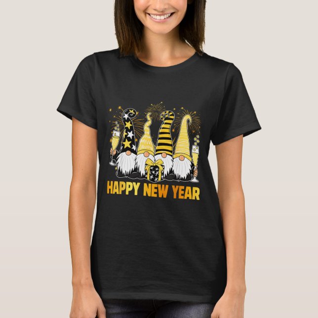 Camiseta Happy New Year 2026 Gnomes Drinking Champagne New  (Frente)