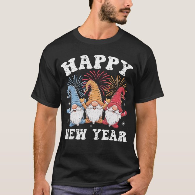 Camiseta Happy New Year 2026 Gnomes Family Party New Years  (Frente)
