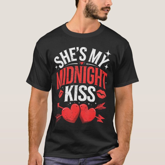 Camiseta Happy New Year Couples She's My Midnight Kiss Vale (Frente)