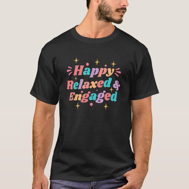 Camiseta Happy Relaxed & Engaged  Fiancée Fiance Couple Eng (Frente)