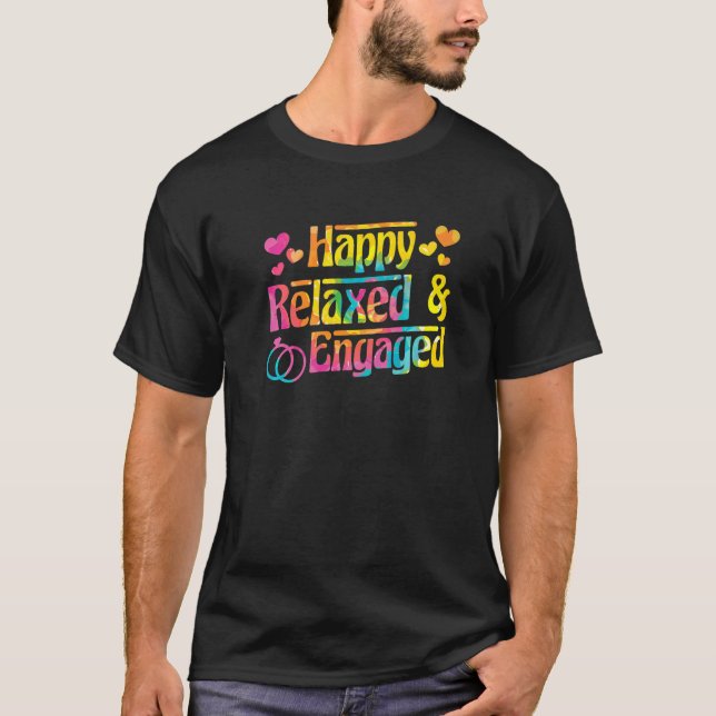 Camiseta Happy Relaxed & Engaged Fiancée Fiance Couple Enga (Frente)