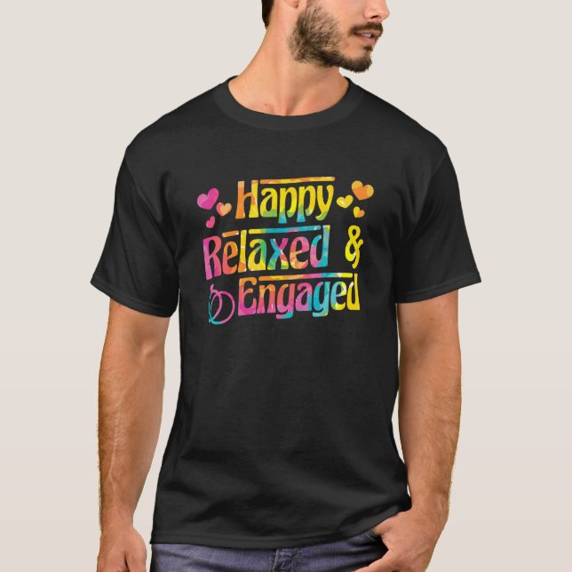 Camiseta Happy Relaxed & Engaged Fiancée Fiance Couple Enga (Frente)