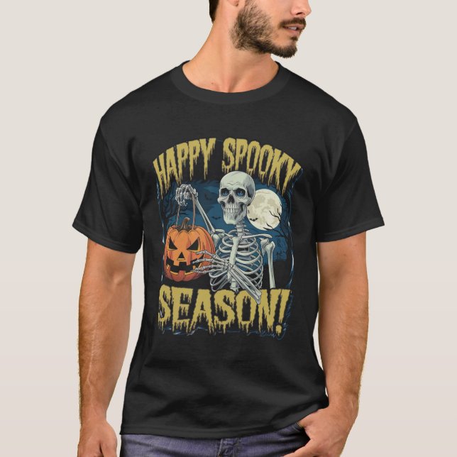 Camiseta Happy Spooky Season" Skeleton com Pumpkin Hallowe (Frente)