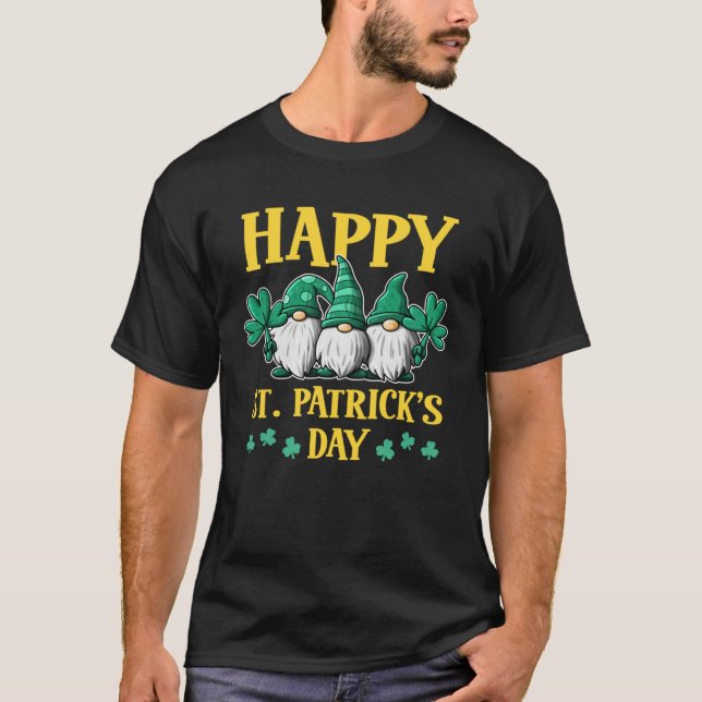 Camiseta Happy St Patrick s Day Three Gnomes Truck St Patri (Frente)