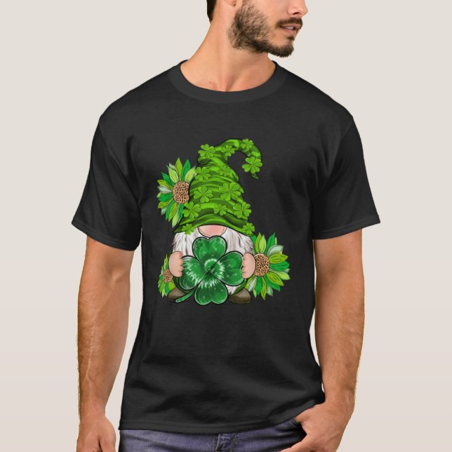 Camiseta Happy St Patrick's Day Gnome with Leopard Sunflowe (Frente)