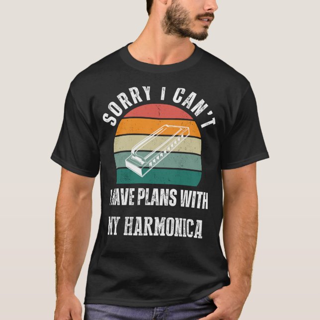 Camiseta Harmonica Planos Tee: Sintonize com o Humor e a Vi (Frente)