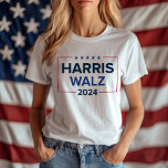 Camiseta Harris Walz 2024 Eleição de Mulheres Brancas<br><div class="desc">Kamala Harris para o presidente e Tim Walz para a vice-presidente 2024,  a Camisa-T das Mulheres Brancas às Eleições Presidenciais nos EUA. Design simples e moderna em cores azuis,  marinhos e vermelhas reais com estrelas e faixas de sotaque.</div>