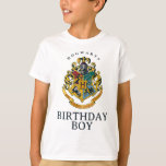 Camiseta Harry Potter | Hogwarts - Birthday Boy<br><div class="desc">Celebre um aniversário mágico com esta camiseta encantadora do templo Harry Potter. Apresentando a icônica crista Hogwarts e detalhes inspirados no "Witaçön World",  é a maneira perfeita de adicionar charme e entusiasmo a qualquer celebração de aniversário. Uma escolha encantadora para fãs que amam a magia de Hogwarts.</div>