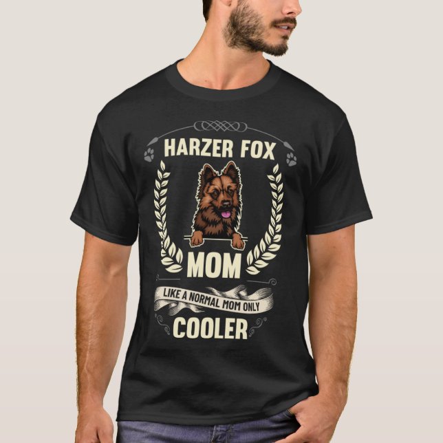 Camiseta Harzer Fox Mãe Como Uma Mãe Normal Apenas Um Cão M (Frente)