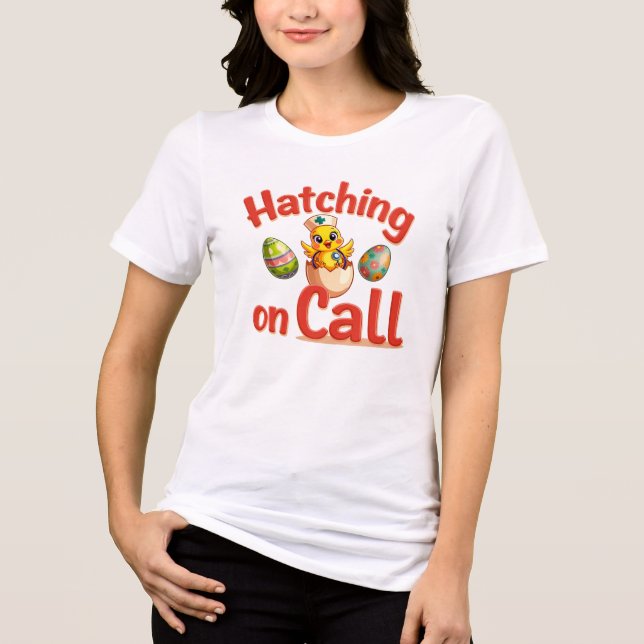 Camiseta Hatching on Call - Design de Pintinho de Enfermeir (Frente)