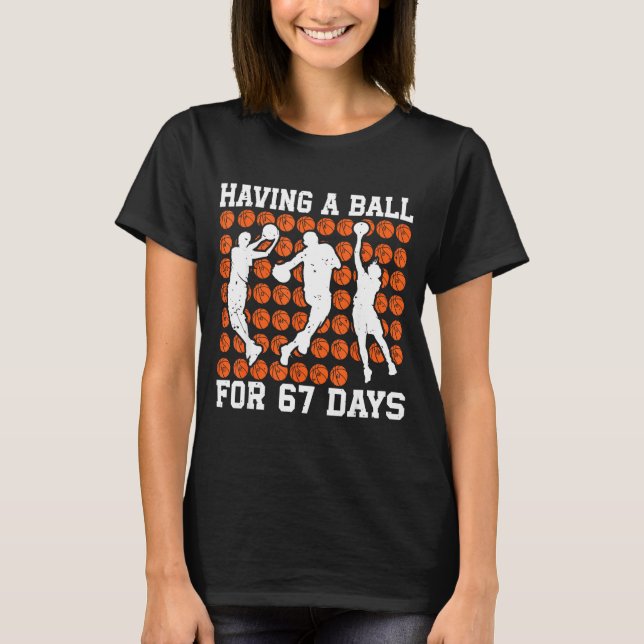Camiseta Having A Ball For 67 Days Basketball Player Studen (Frente)