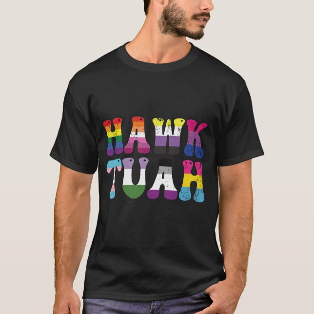 Camiseta Hawk Tuah Funny LGBTQ Rainbow Flag Ally Trans (Frente)