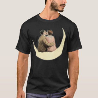 Camiseta Hd. Casal Beijando Na Lua. Vintage Paper