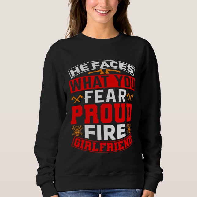 Camiseta He Faces What You Fear Proud Firefighter Girlfrien (Frente)