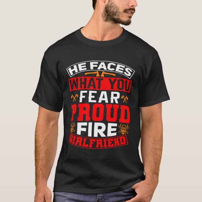 Camiseta He Faces What You Fear Proud Firefighter Girlfrien (Frente)