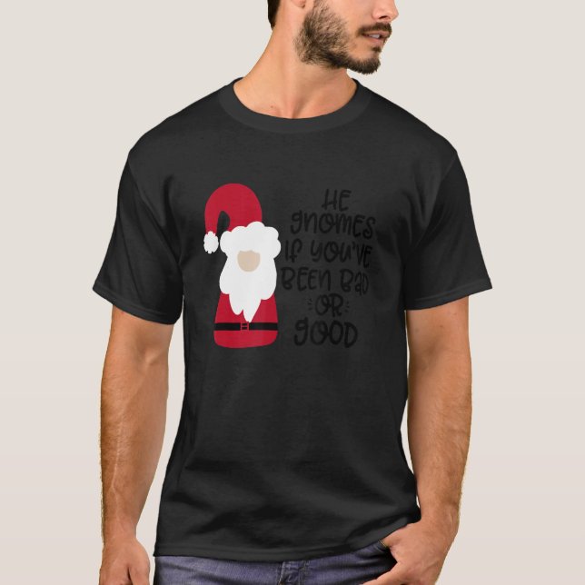 Camiseta He Gnomes If You're Been Bad Or Good (Frente)