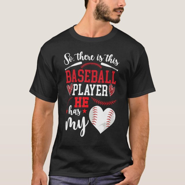 Camiseta He Has My Heart Baseball Girlfriend Of A Baseball  (Frente)