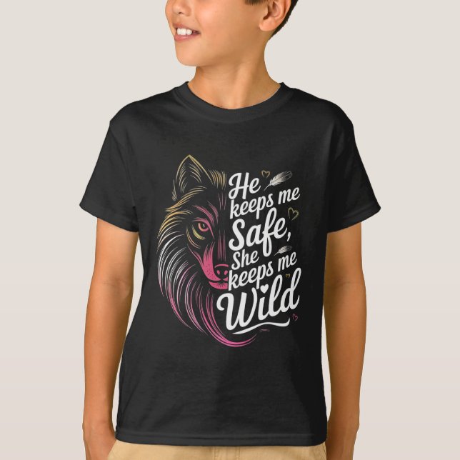 Camiseta He Keeps Me Safe She Keeps Me Wolf Art Lover Coupl (Frente)