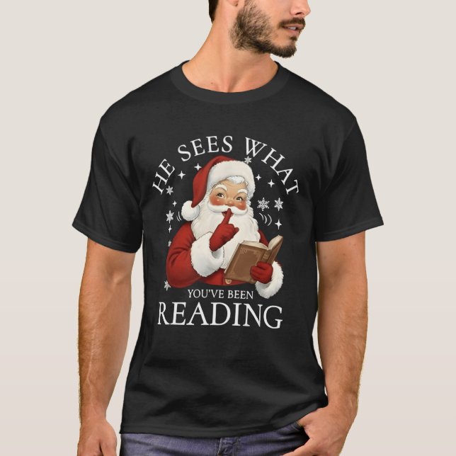 Camiseta He Sees What You've Been Reading Funny Bookish Chr (Frente)