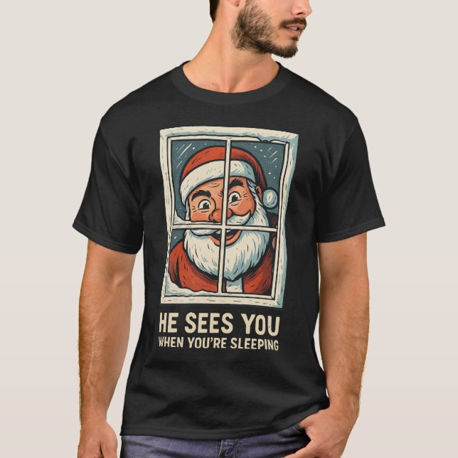 Camiseta He Sees You When You’re Sleeping – Funny Creepy Sa (Frente)