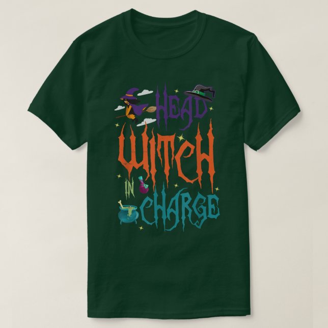Camiseta Head Witch in Charge Hat Brew Broom Happy Hallowee (Frente do Design)