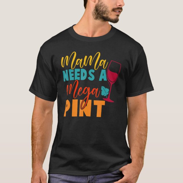Camiseta "Hearsay Mama Precisa De Um Mega Pint Johnny Tee" (Frente)