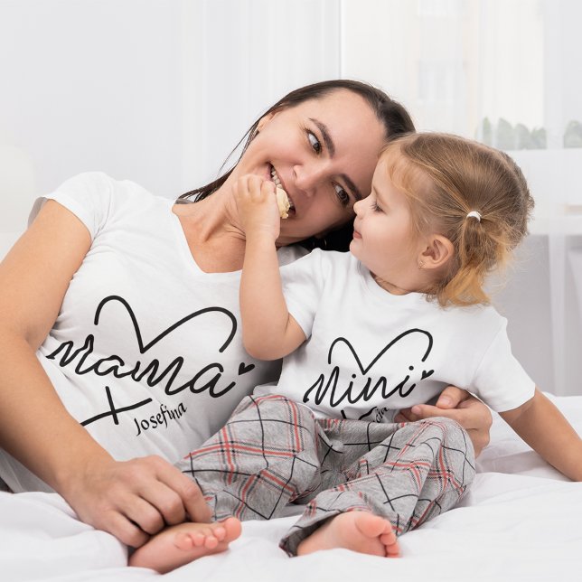 Camiseta Heart Mama com correspondência de nome personaliza (Heart Mama with custom name matching T-Shirt)