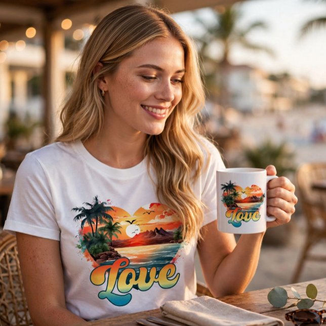 Camiseta Heart of the Sunset (“Coastal vibes and warm sunset colors come together in this tropical ‘Love’ design, perfect for beac)