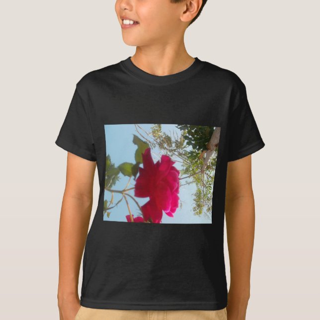 Camiseta Heavenly Bloom: Um Rosa Contra o Céu (Frente)