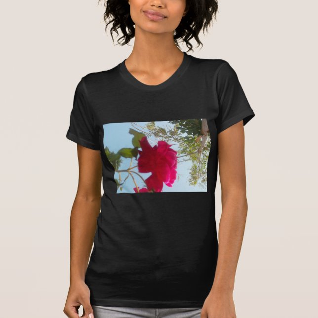 Camiseta Heavenly Bloom: Um Rosa Contra o Céu (Frente)