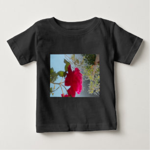 Camiseta Heavenly Bloom: Um Rosa Contra o Céu
