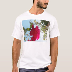 Camiseta Heavenly Bloom: Um Rosa Contra o Céu