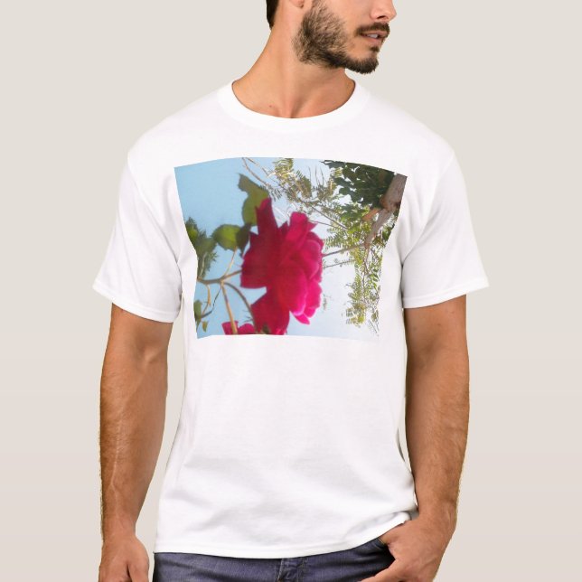 Camiseta Heavenly Bloom: Um Rosa Contra o Céu (Frente)