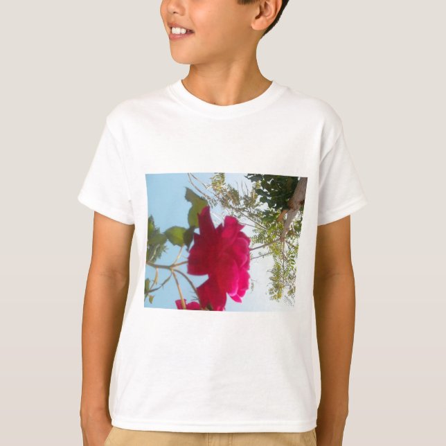 Camiseta Heavenly Bloom: Um Rosa Contra o Céu (Frente)