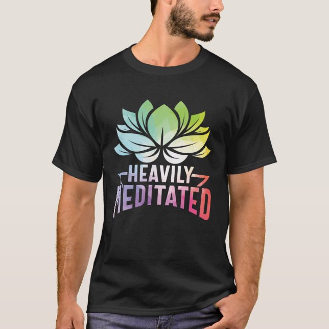 Camiseta Heavily Meditated Lotus Flower Yoga Zen Meditation (Frente)