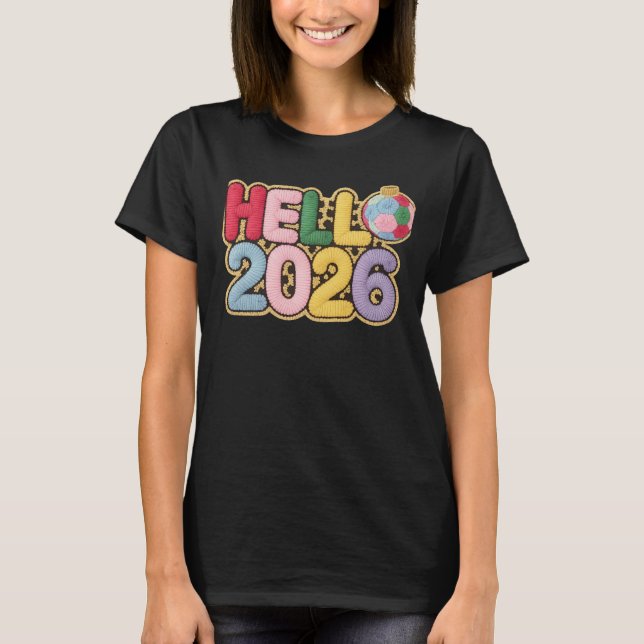 Camiseta Hello 2026 Colorful Embroidered New Year Tee (Frente)