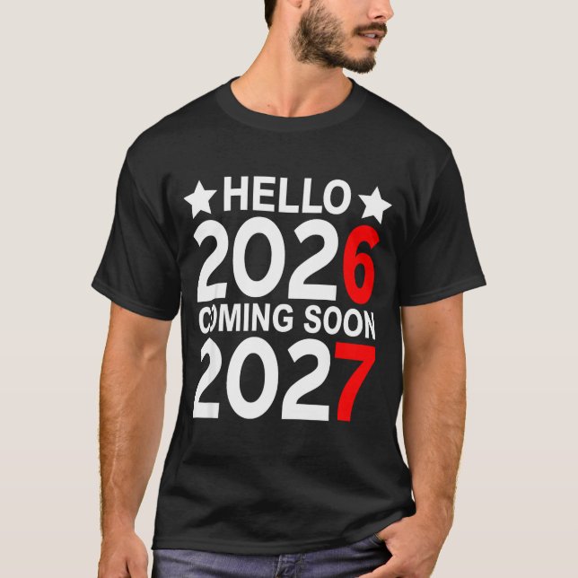 Camiseta Hello 2026 Coming Soon 2027 Funny 67 Six Seven Mem (Frente)
