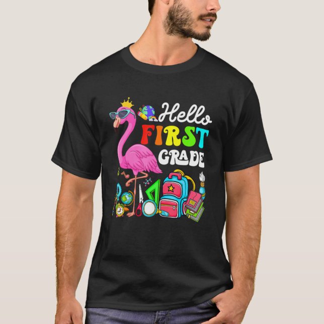 Camiseta Hello First Grade Flamingo Back To School First Da (Frente)