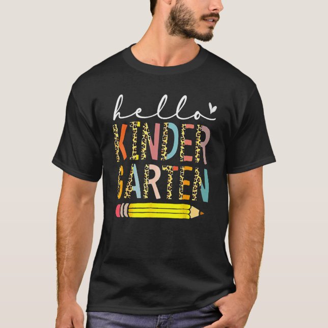 Camiseta Hello Kindergarten Leopard Back To School Teacher  (Frente)