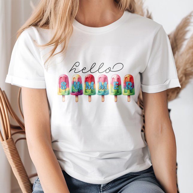 Camiseta "Hello Summer" Pop Sorvete colorido (Young blond woman wearing a "Hello Summer" Colorful Ice Cream Pop T-Shirt.)