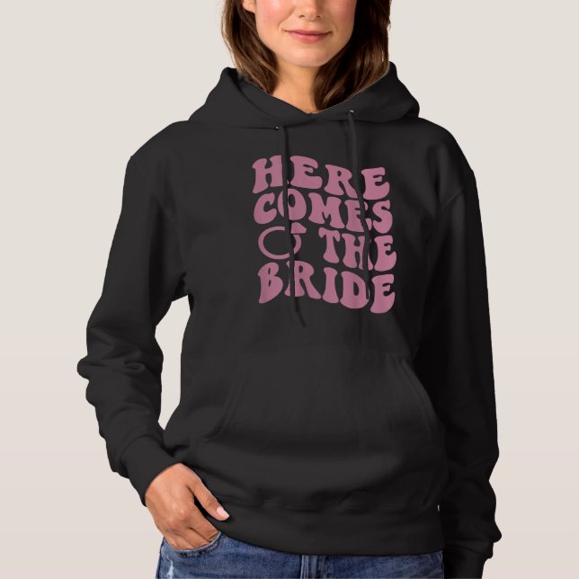 Camiseta Here Comes Bride Groovy Groom Engaged Mrs Bachelor (Frente)