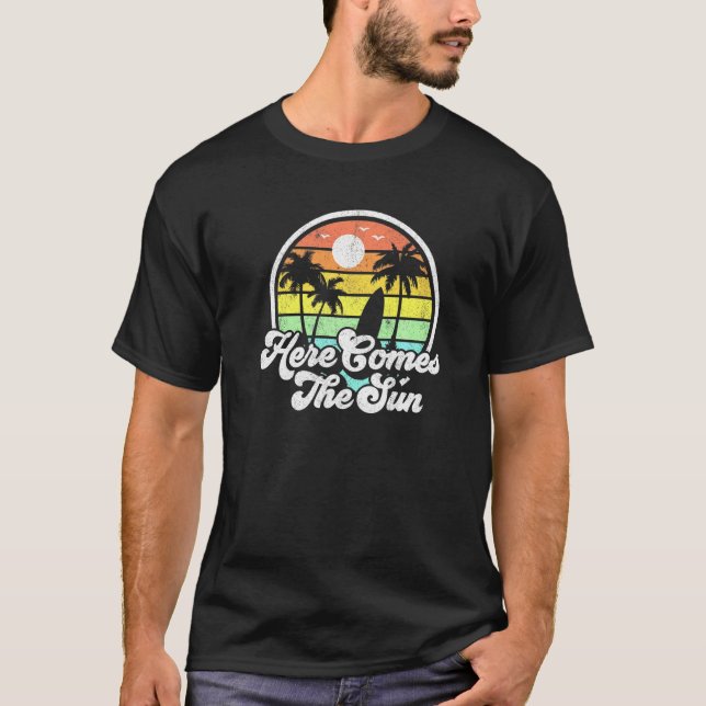 Camiseta Here Comes The Sun Beach Surfing 70s Surf (Frente)