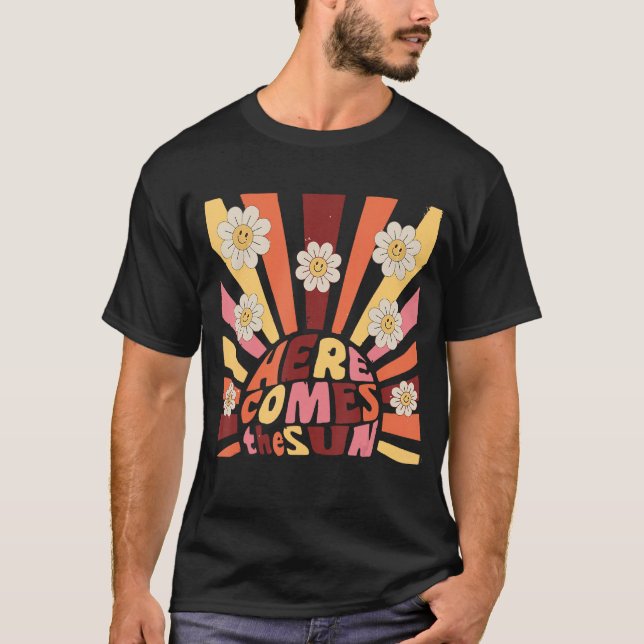 Camiseta Here Comes The Sun Retro Floral Summer Vacation Oc (Frente)