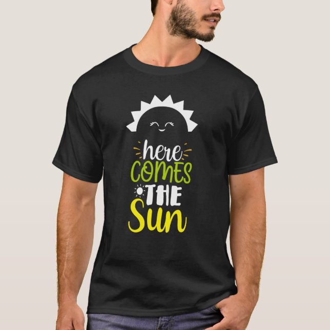 Camiseta Here Comes the Sun Sunshine Sunny Days Outdoors Fu (Frente)
