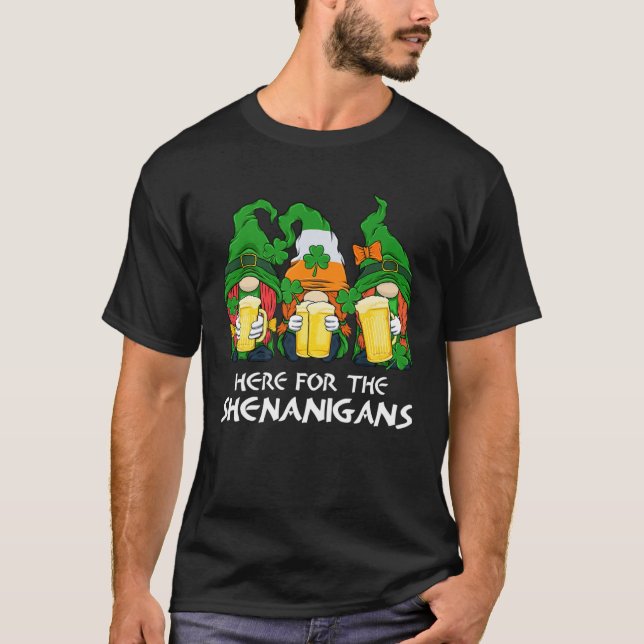 Camiseta Here For The Shenanigans Gnome Beer St Patricks Da (Frente)