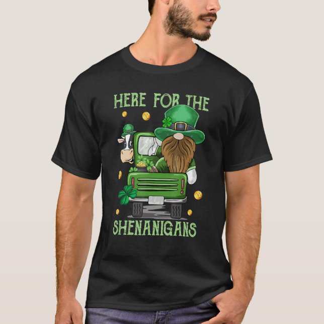 Camiseta Here For The Shenanigans Gnome Cow Cattle for St P (Frente)