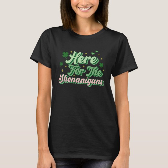 Camiseta Here For The Shenanigans Happy St Patricks Day Sha (Frente)